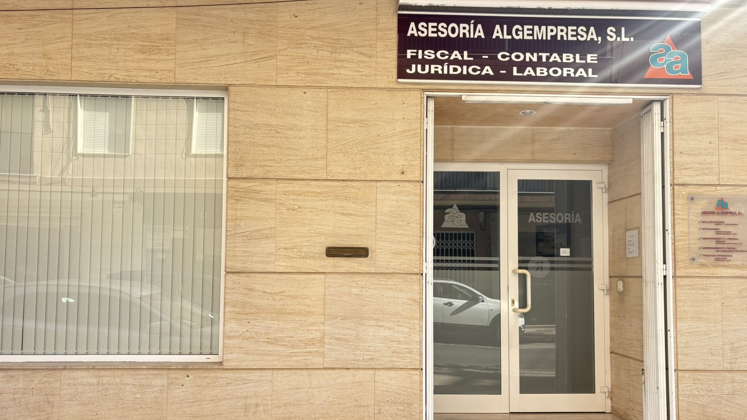 Fachada de Asesoría Algempresa S.L., especializada en asesoría fiscal, contable, jurídica y laboral.