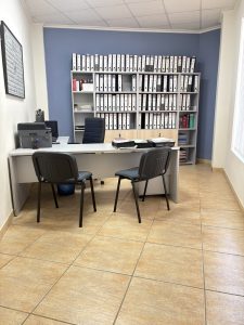 Oficina de asesoría laboral, fiscal y contable en Algemesí con archivadores