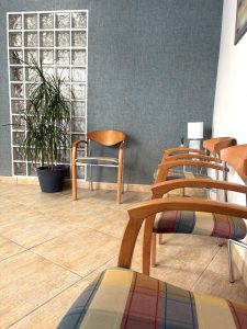 Sala de espera moderna en asesoría laboral, fiscal y contable en Algemesí