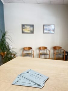 Zona de espera de asesoría laboral, fiscal y contable en Algemesí con sillas alineadas