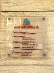 Placa informativa de asesoría laboral, fiscal y contable en Algemesí con servicios