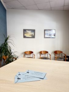 Tarjetas de visita de asesoría laboral, fiscal y contable en Algemesí sobre mesa